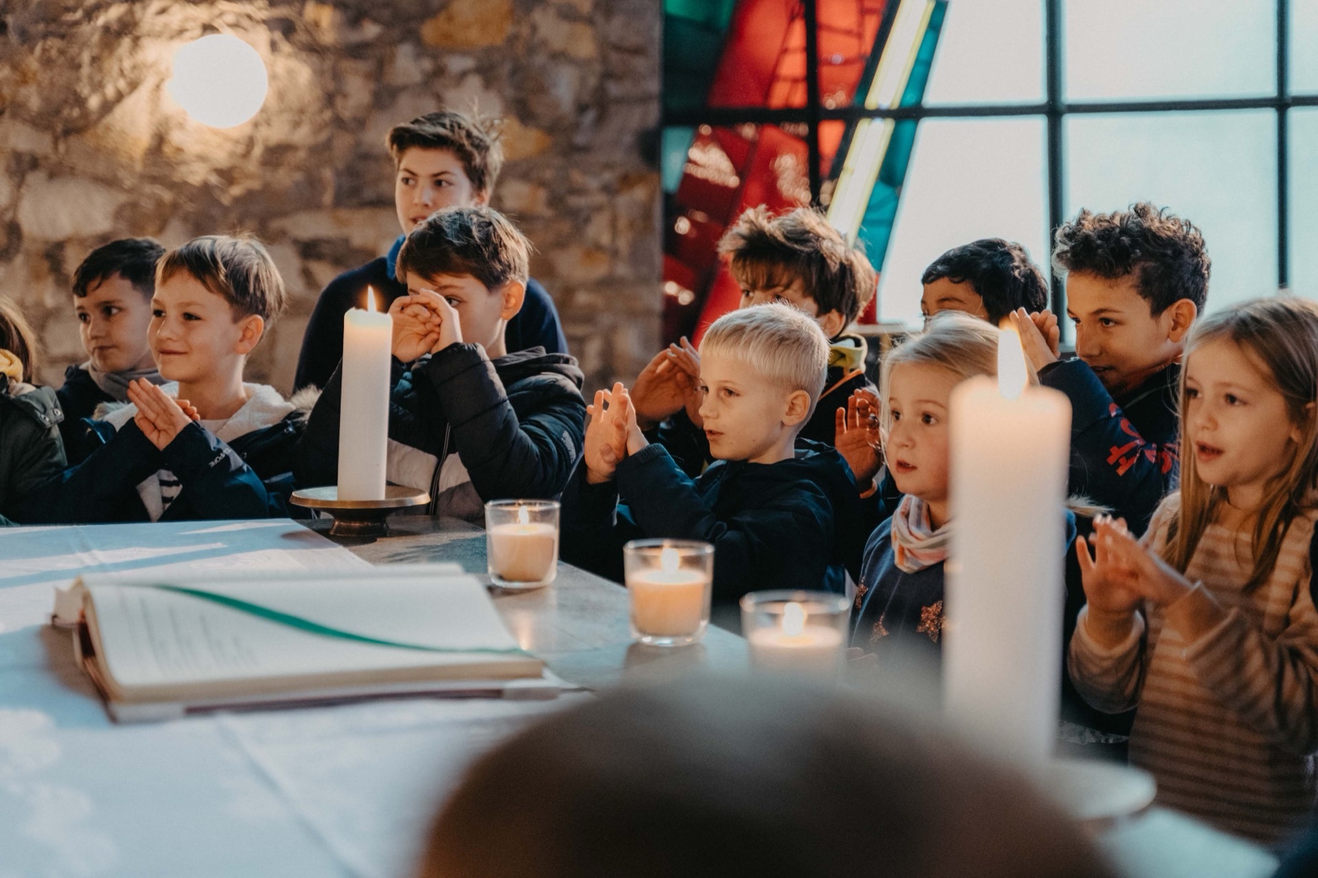 Kinder mit Kerzen in einer Kirche