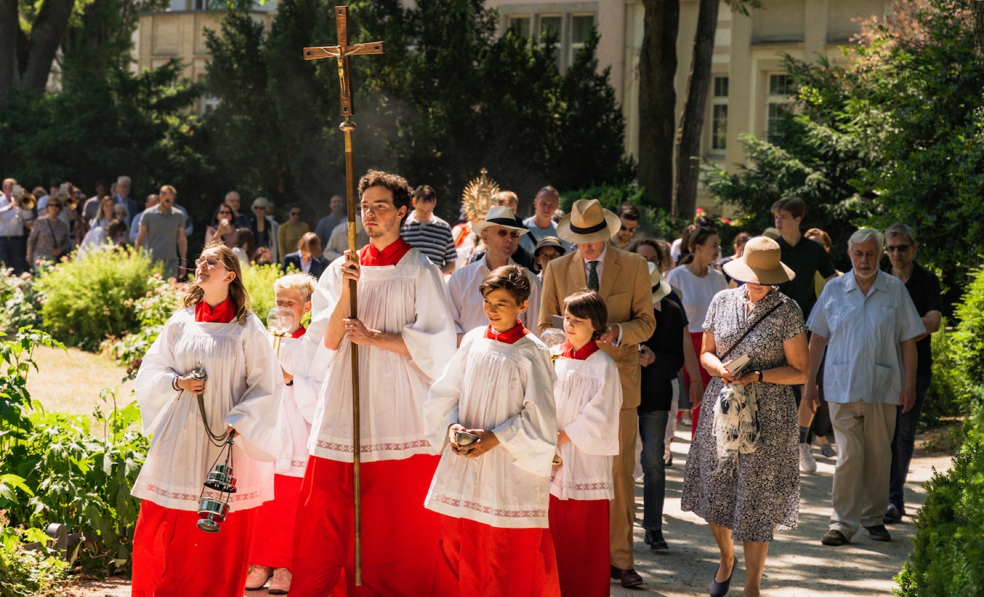 Religiöse Prozession mit Ministranten im Park