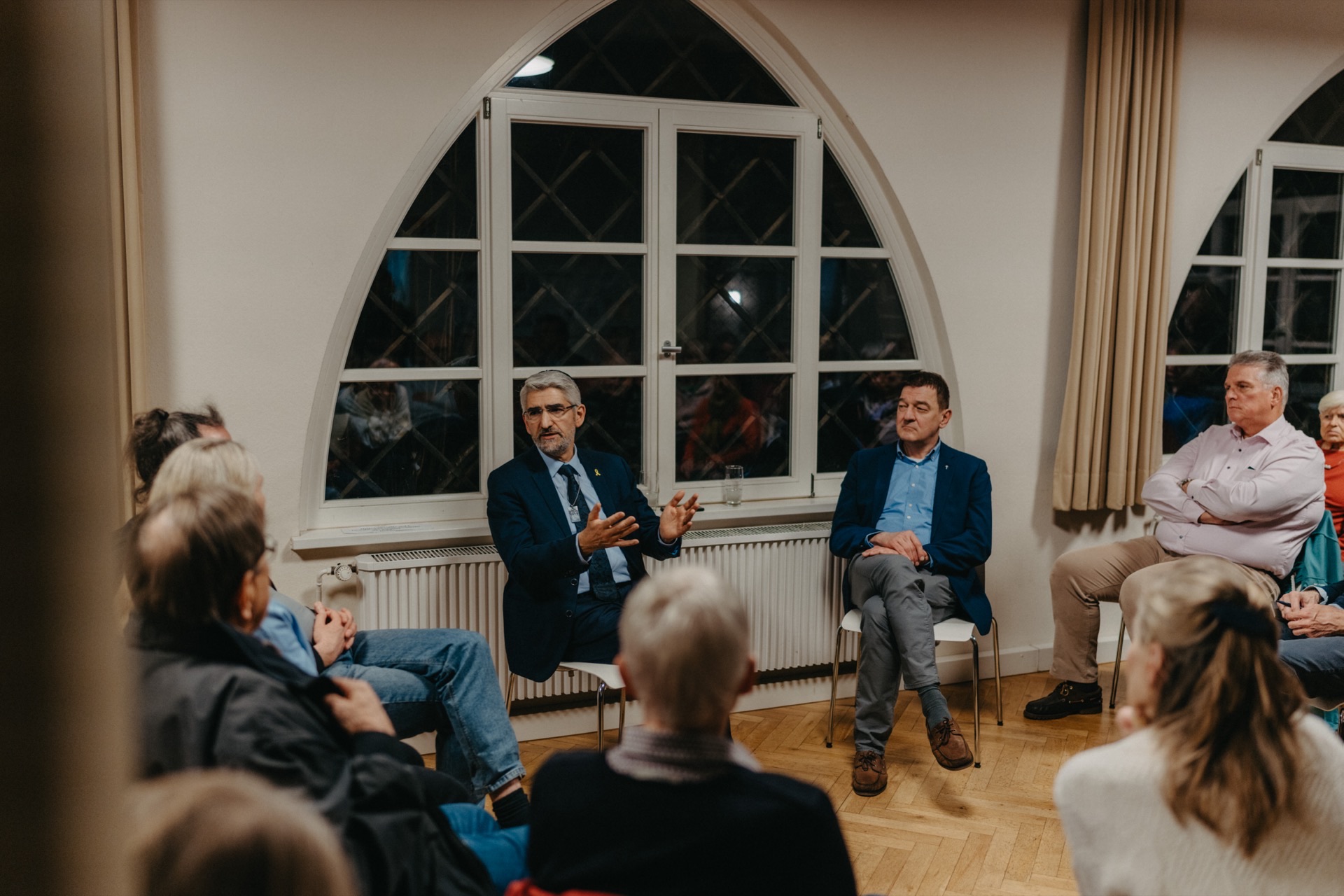 Diskussionsrunde mit Rednern vor kleinem Publikum