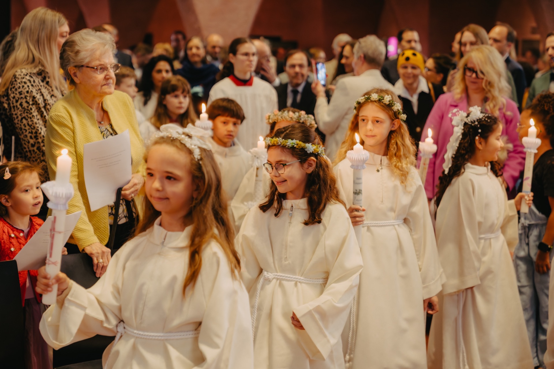 Kinder mit Kerzen bei einer Erstkommunion in Kirche