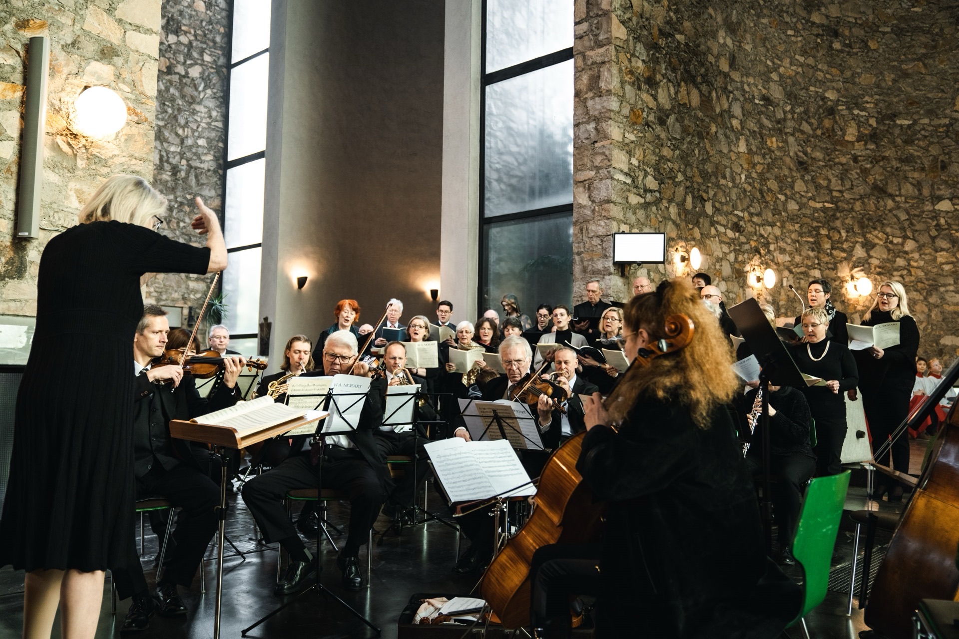 Orchester und Chor in Kirche mit Dirigentin