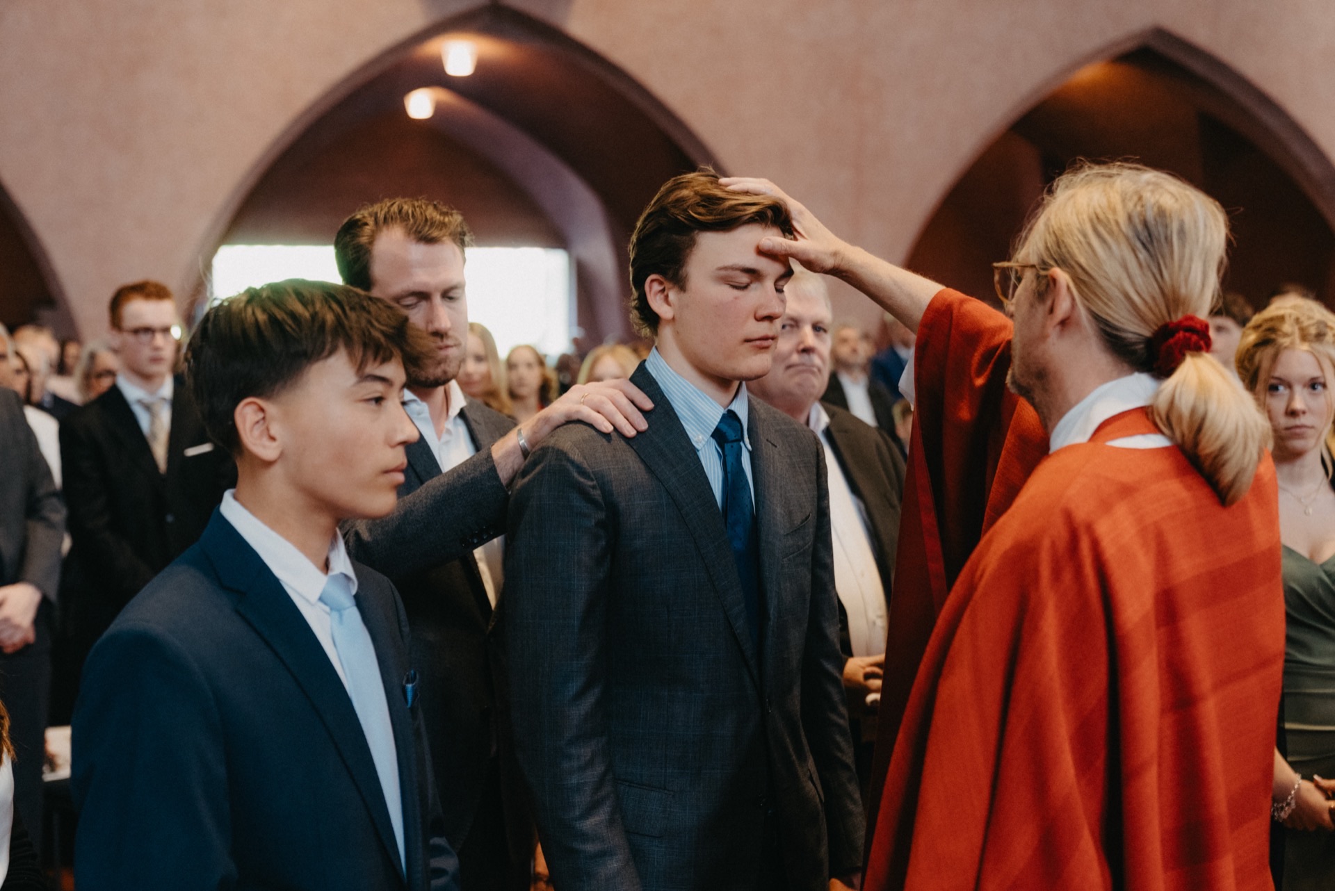 Segnung eines jungen Mannes in einer Kirche