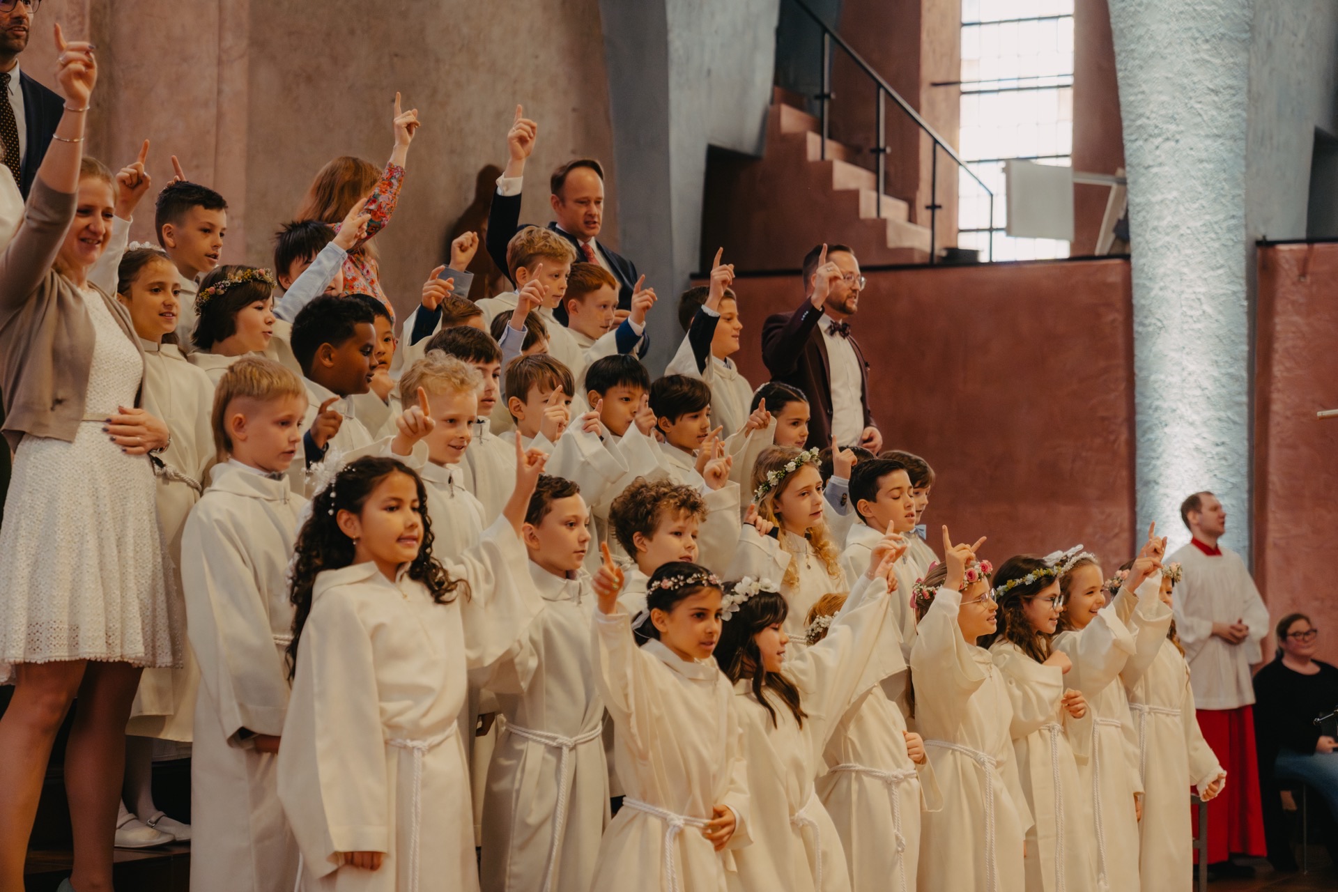 Kinderchor in weißen Gewändern in Kirche