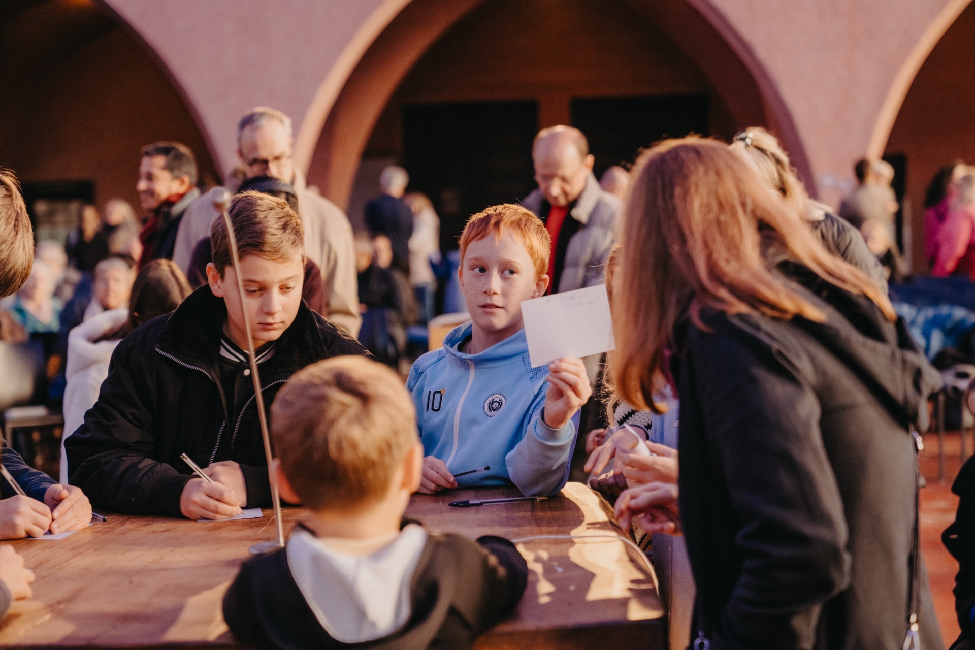 Kinder an Tisch bei Gemeindeveranstaltung im Freien