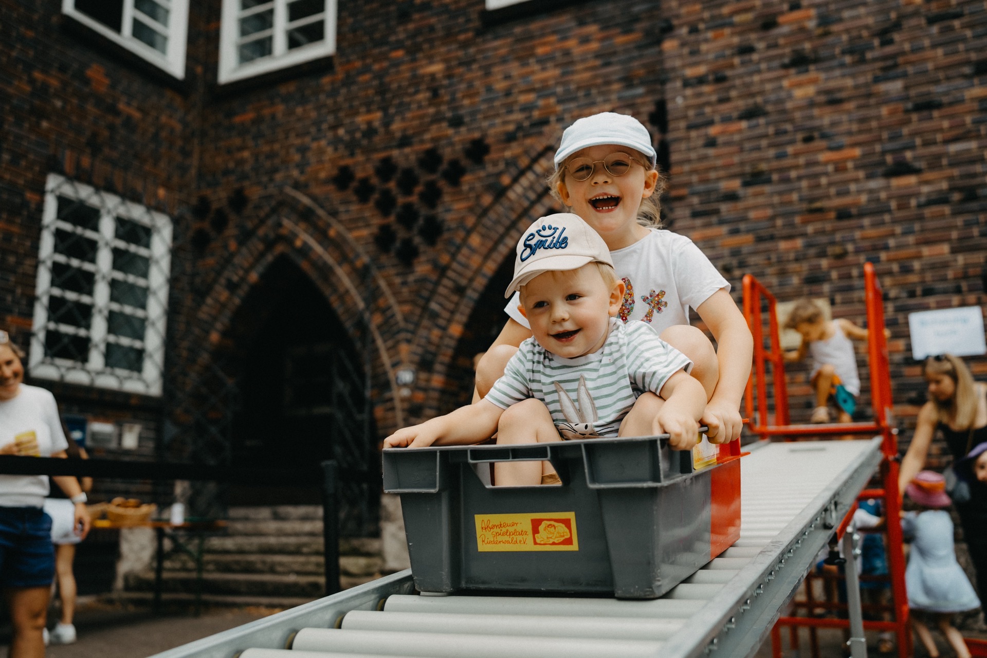 Zwei Kinder spielen in Kiste auf Spielplatz