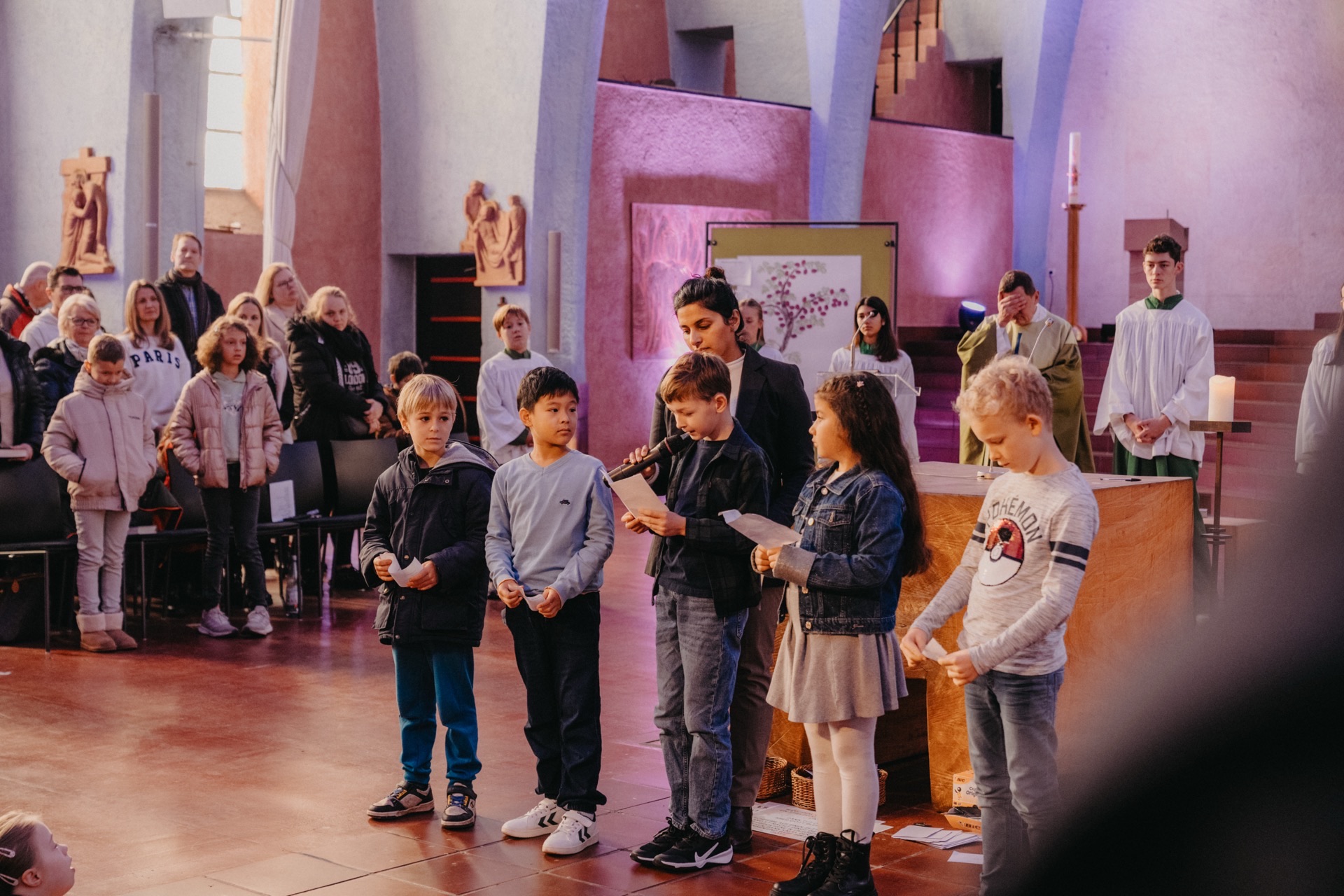 Kinder lesen Texte in einer Kirche vor