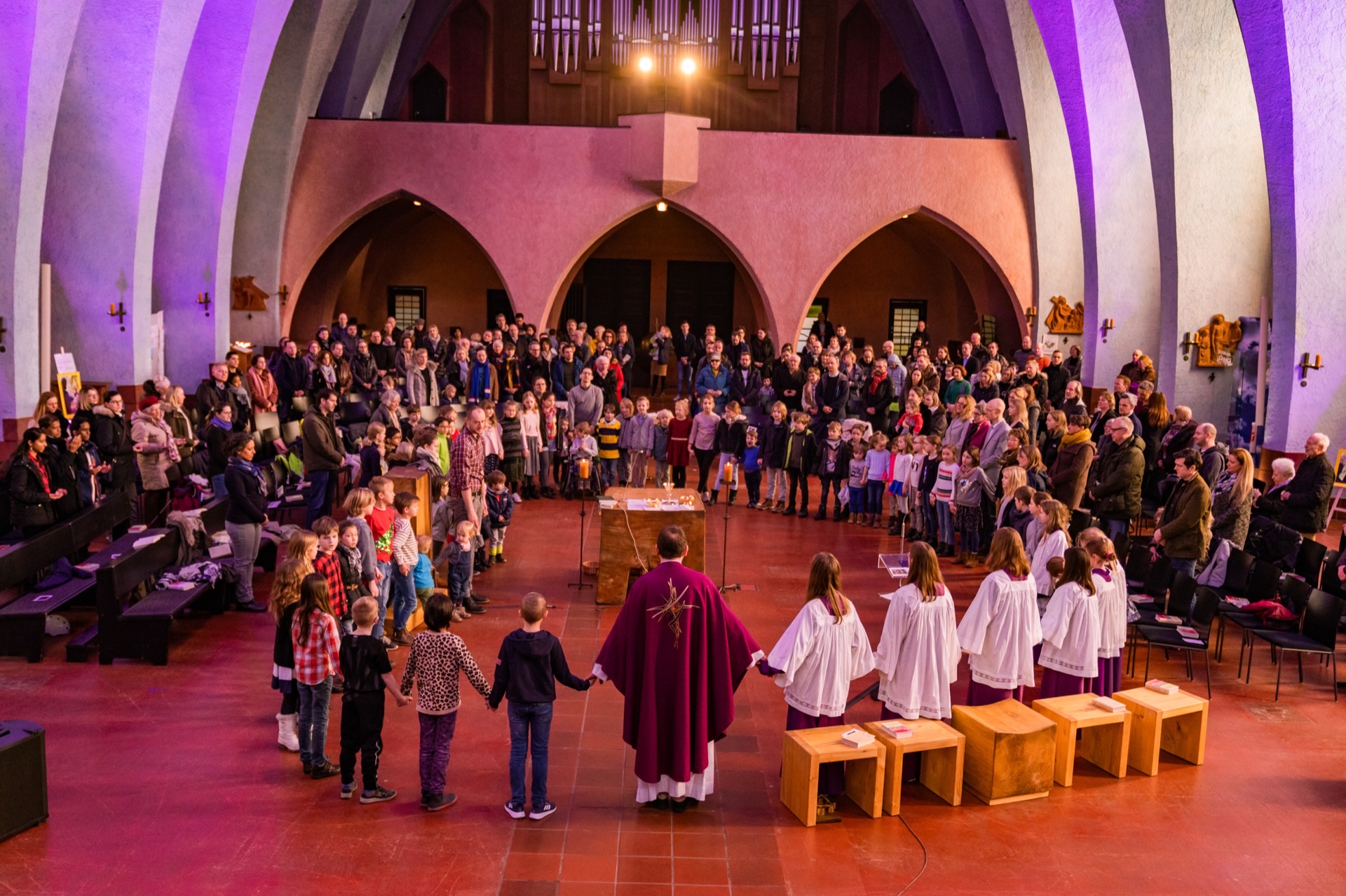 Kinderkreis im Gottesdienst in großer Kirche