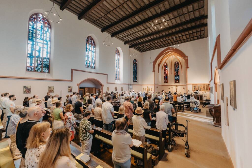 Gottesdienst in einer gut besuchten Kirche.