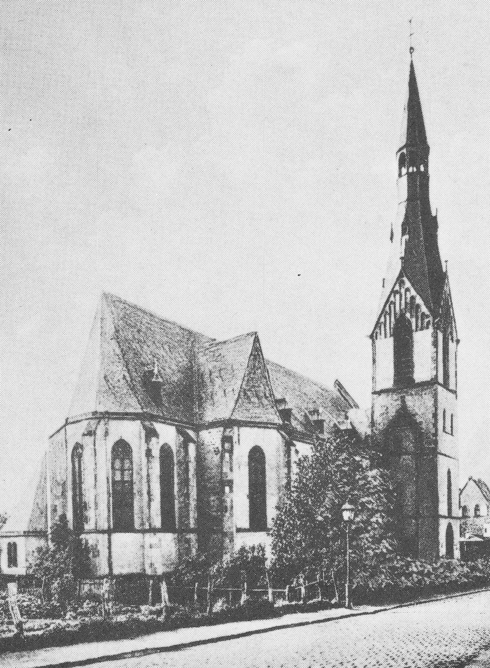 Historische Kirche mit hohem Turm