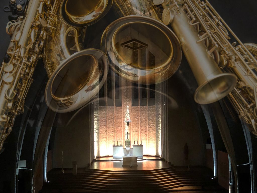Saxophone über Kirche, musikalische Architektur-Kollage