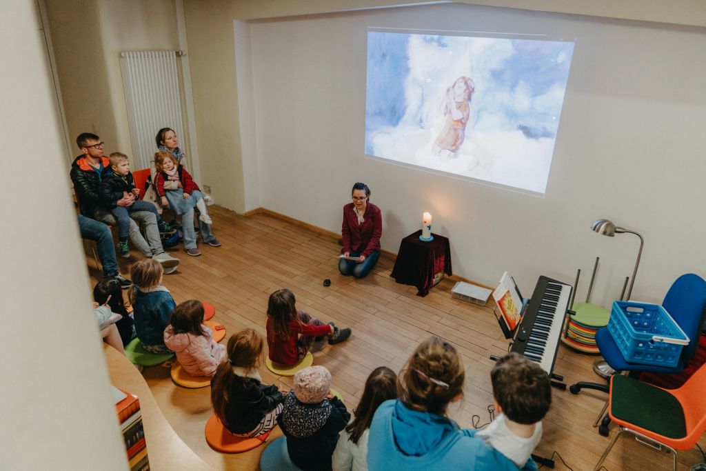 Kinder hören einer Geschichtenerzählerin zu