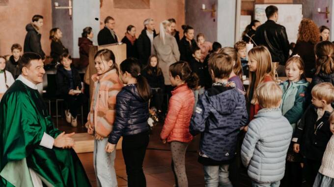 Kinder in einer Kirche versammeln sich.