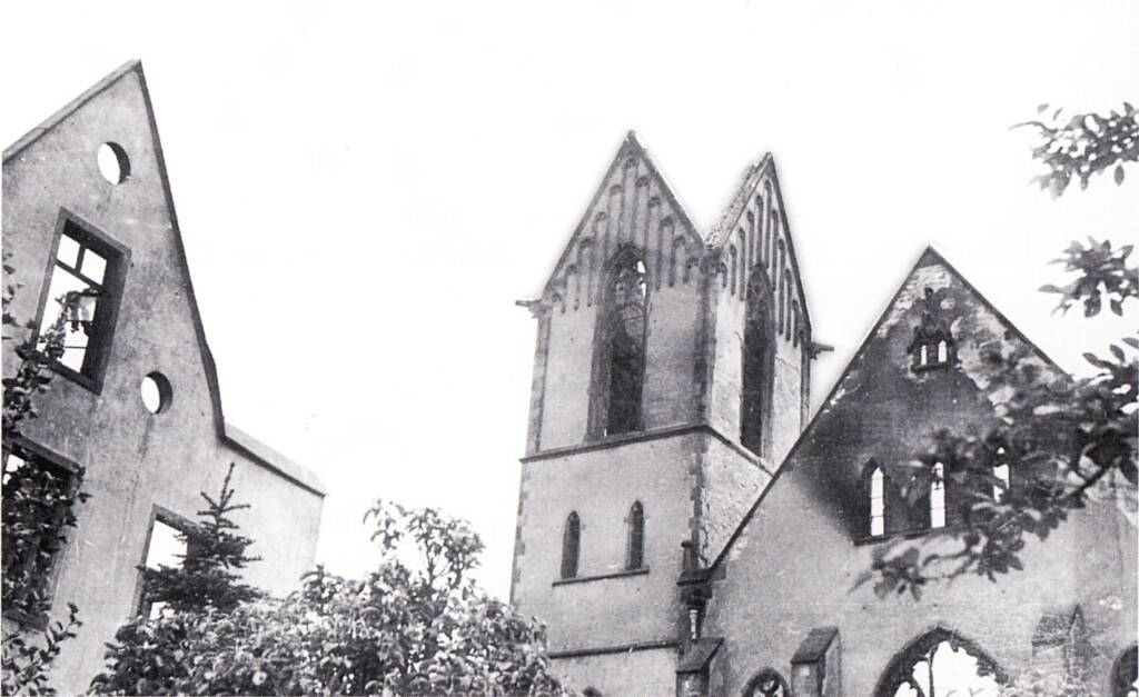 Alte Kirche mit beschädigtem Dach und Fenstern.