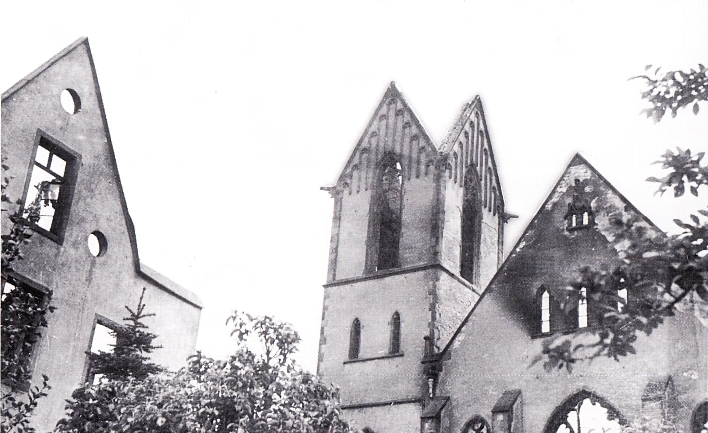 Alte Kirche mit beschädigtem Dach und Fenstern.