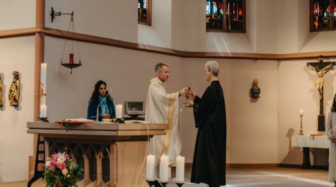 Menschen beim Gottesdienst in einer Kirche