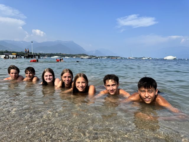 Kinder baden gemeinsam im klaren See