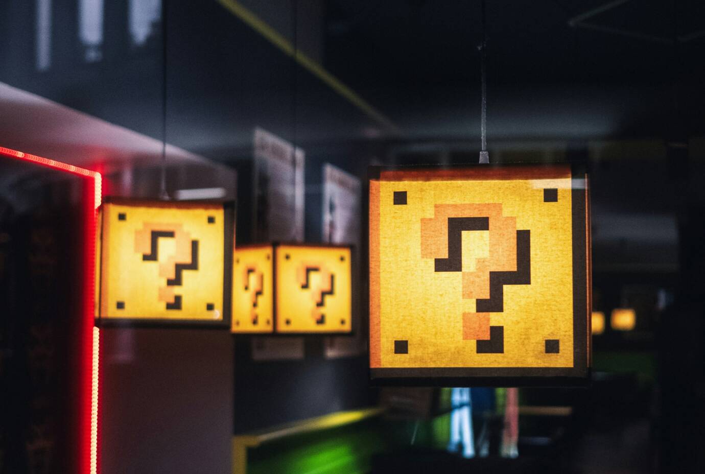Hängelampen mit Pixel-Fragezeichen leuchten im Dunkeln