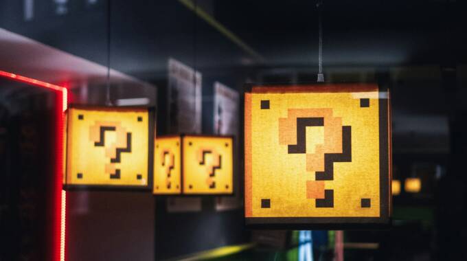 Hängelampen mit Pixel-Fragezeichen leuchten im Dunkeln