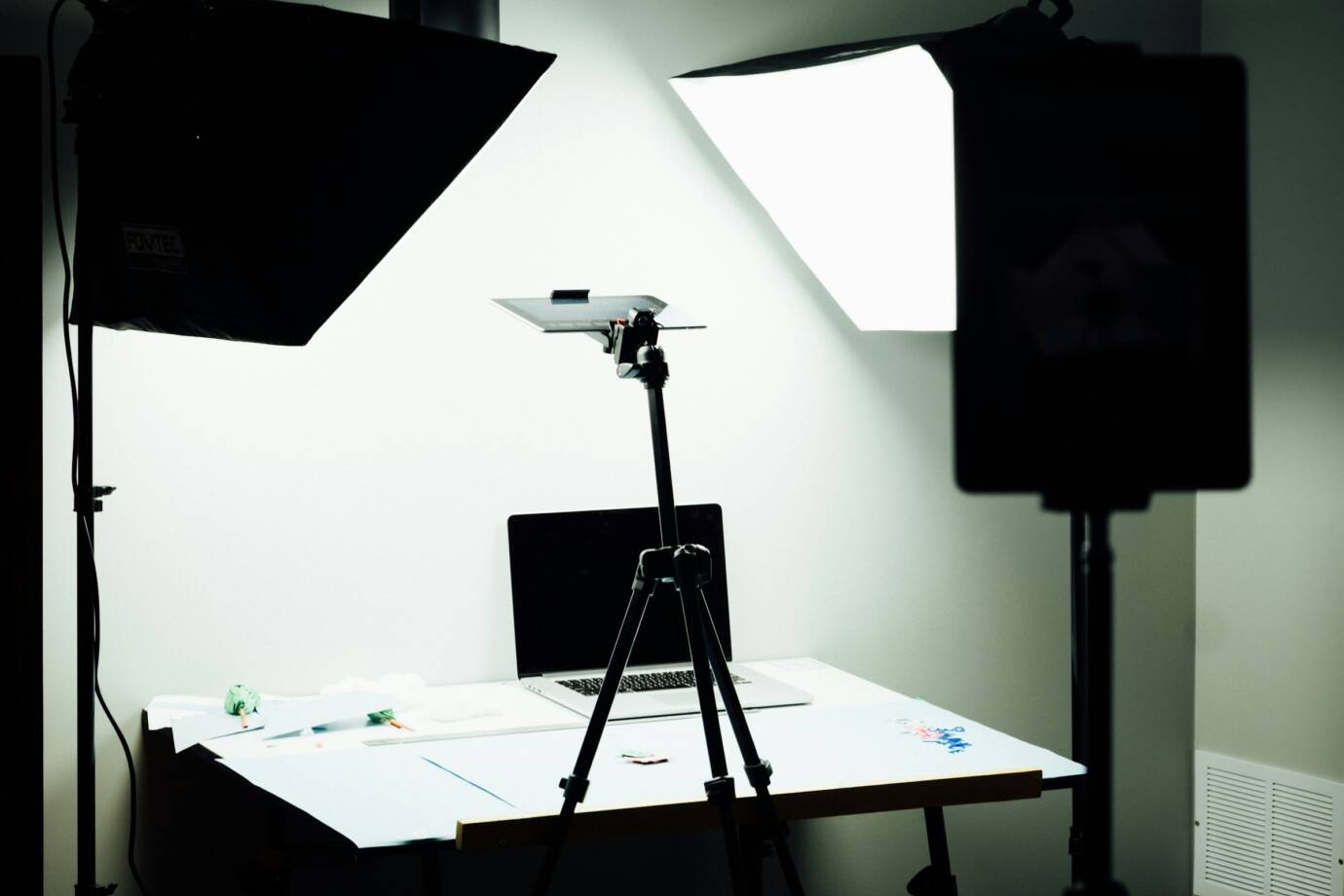 Fotostudio mit Laptop, Kamera und Beleuchtung