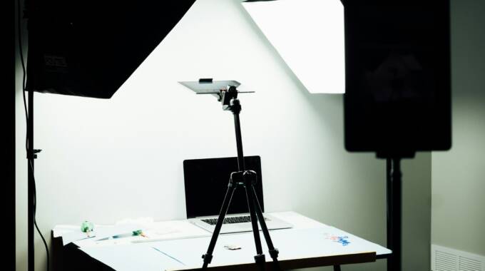 Fotostudio mit Laptop, Kamera und Beleuchtung