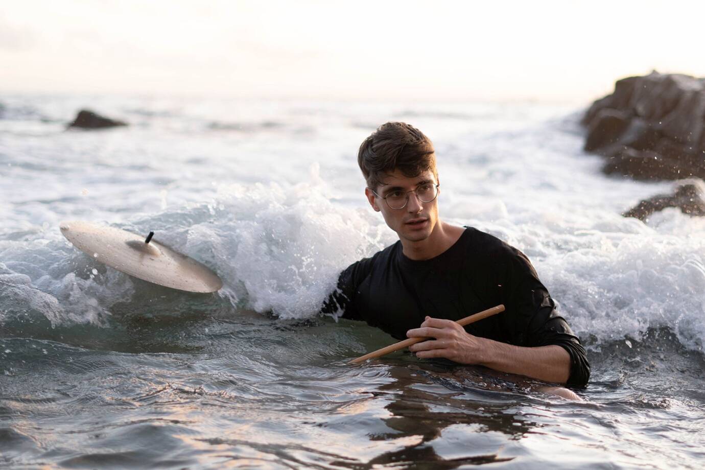 Mann spielt Schlagzeug im Meerwasser