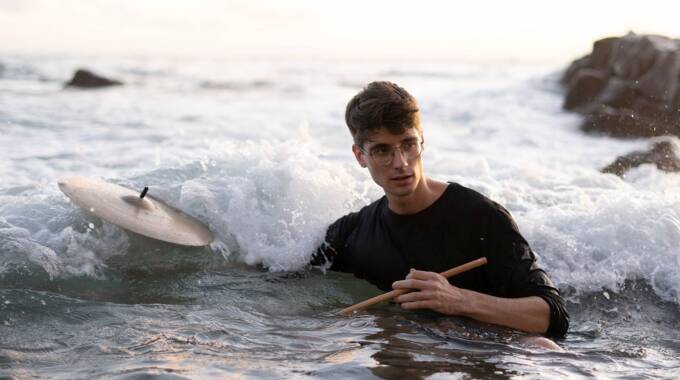 Mann spielt Schlagzeug im Meerwasser