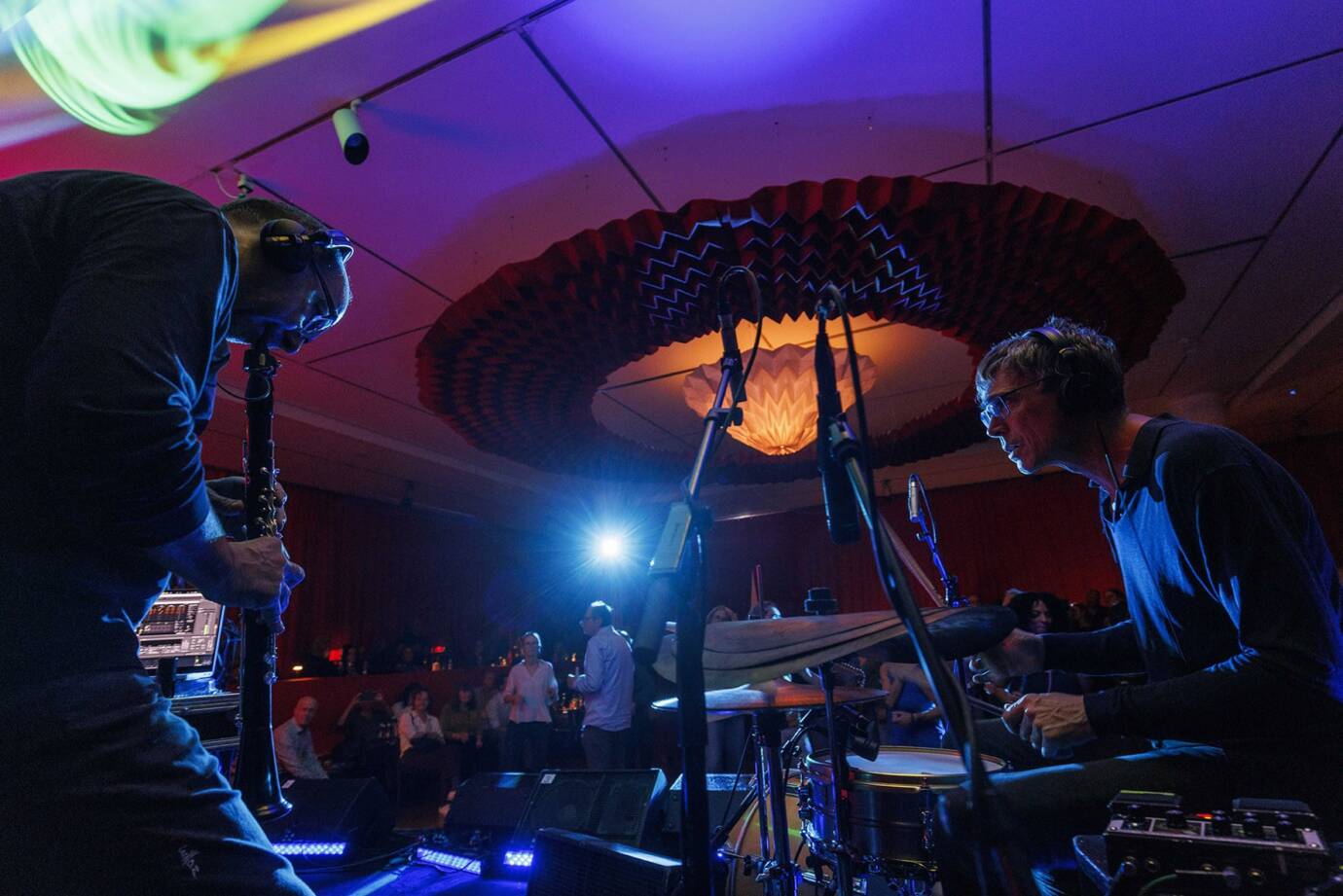 Liveband spielt Musik auf Bühne im Club