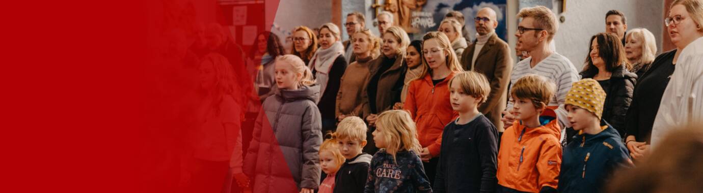 Gemeinschaft von Kindern und Erwachsenen in einer Kirche