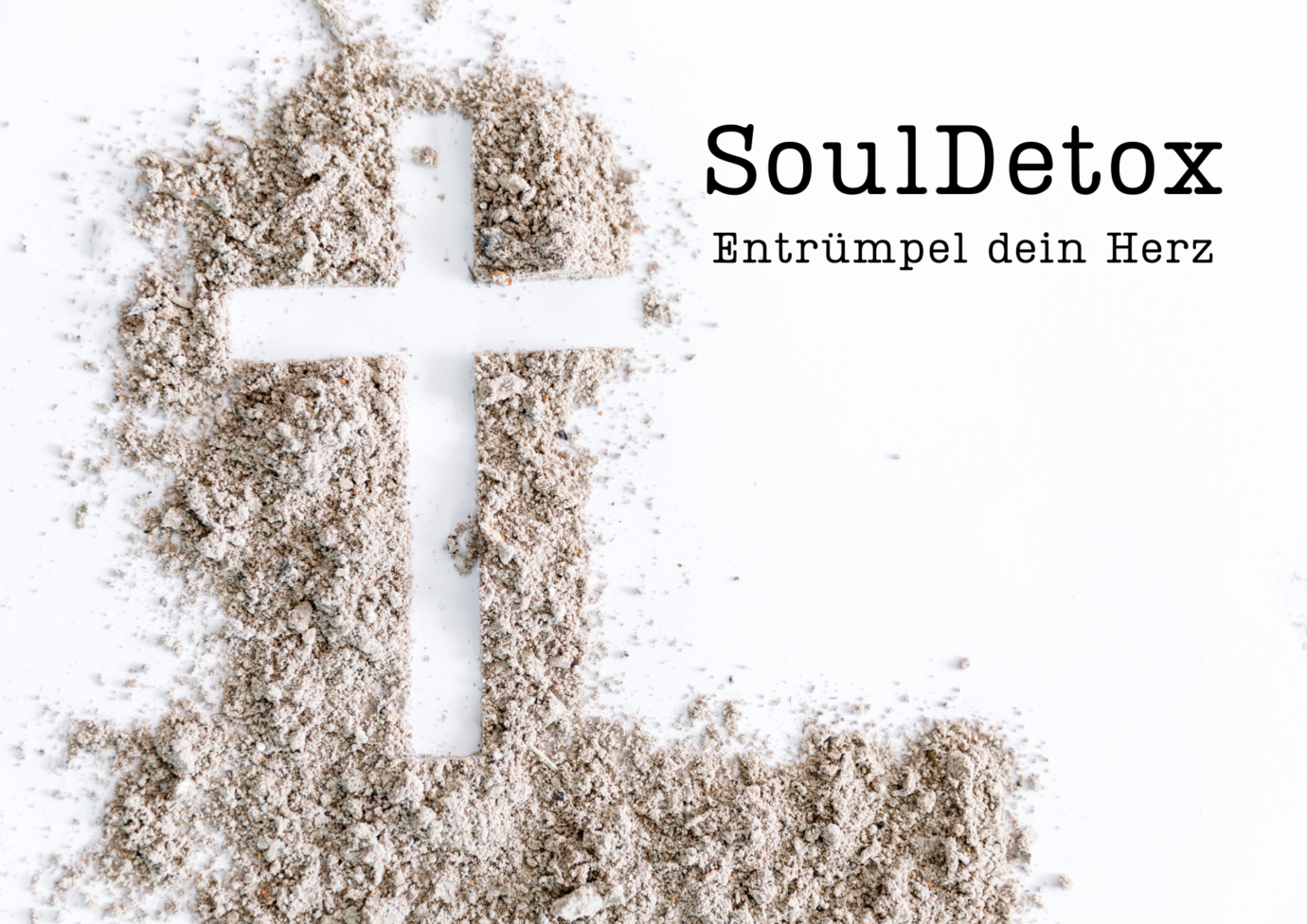 Kreuz im Sand mit Schrift SoulDetox