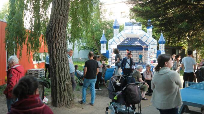 Menschen feiern draußen mit Hüpfburg