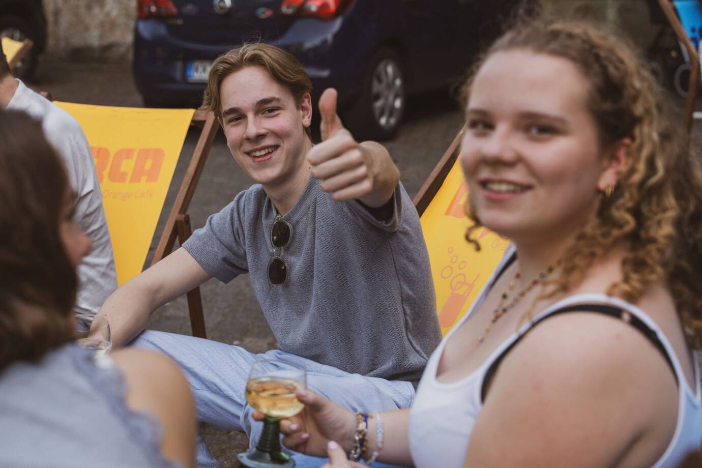 Junge Menschen entspannen draußen mit Getränken