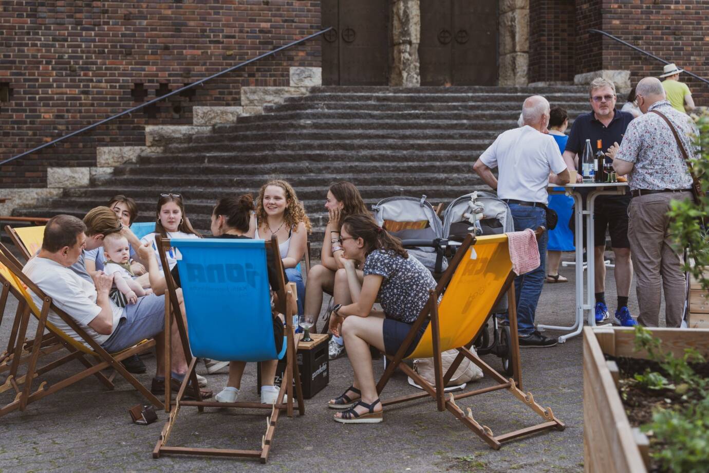 Menschen entspannen zusammen draußen auf Liegestühlen