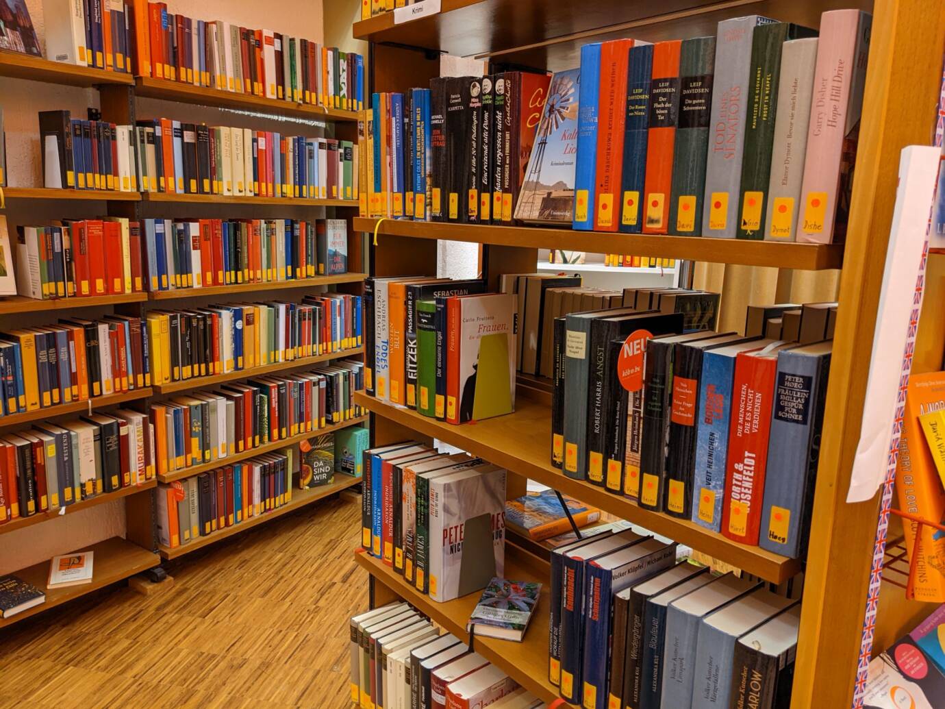 Bücherregale in einer Bibliothek mit vielen Romanen