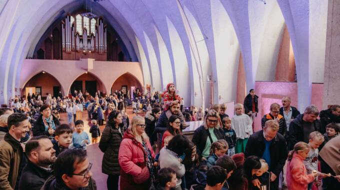 Menschen feiern gemeinsam in einer großen Kirche