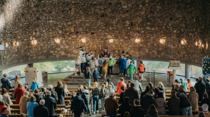 Kinder und Erwachsene in einer Kirche beim Gottesdienst