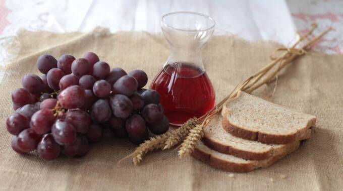 Trauben, Brot und Rotwein auf Leinentuch