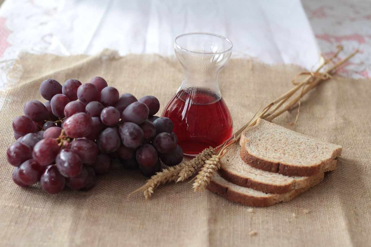 Trauben, Brot und Rotwein auf Leinentuch