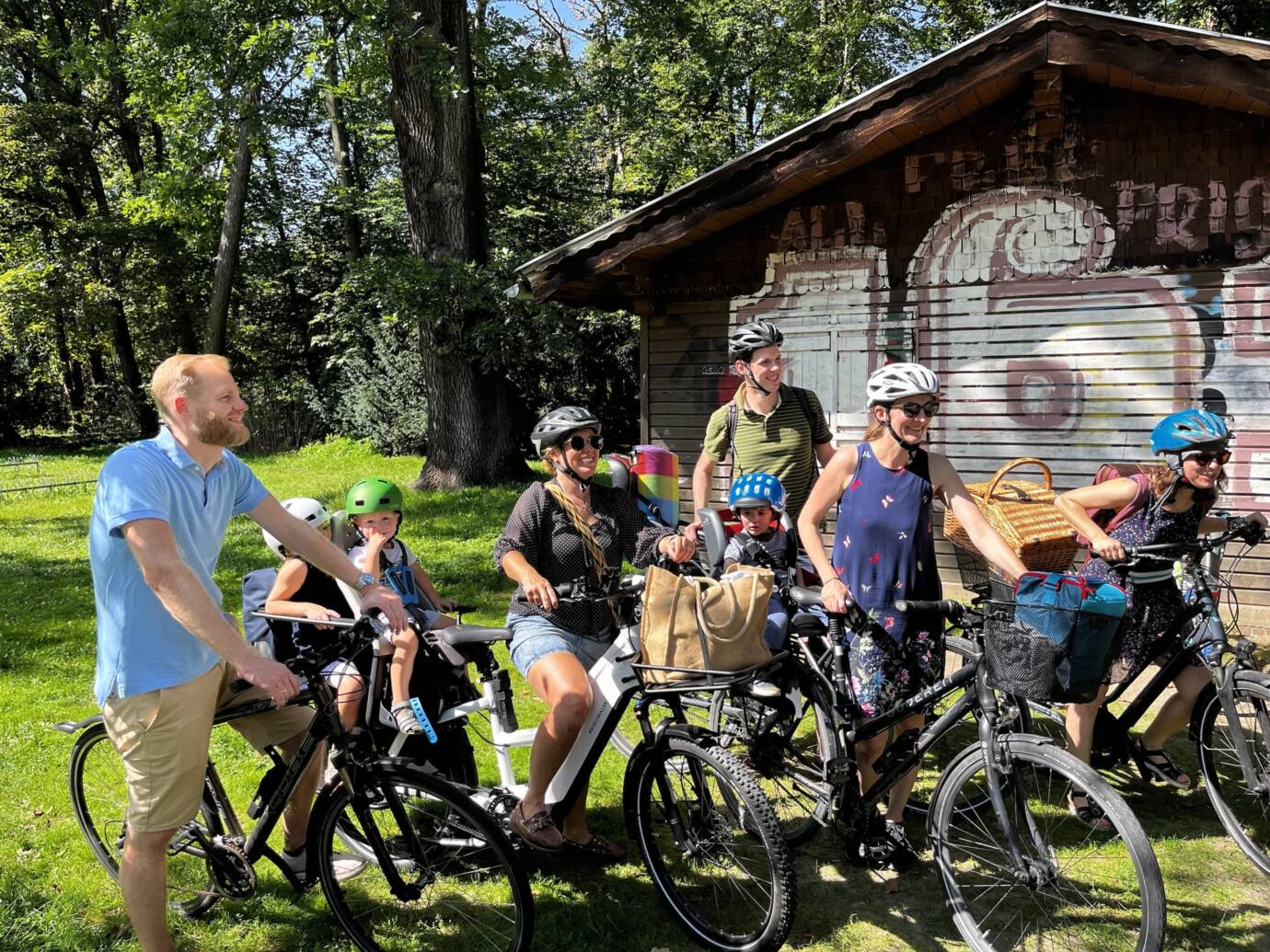 Familien machen Fahrradtour im sonnigen Park