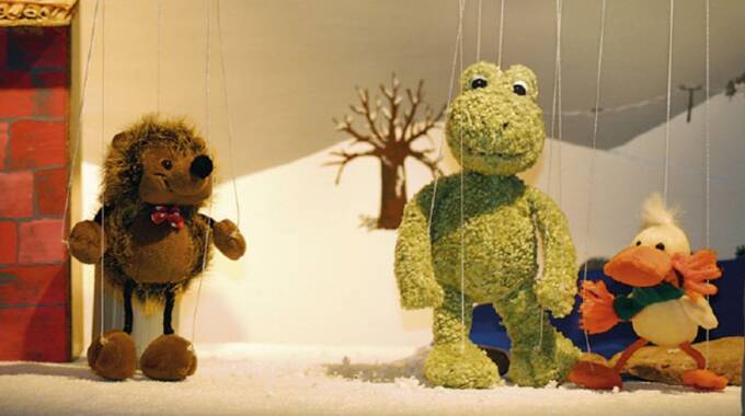 Handpuppen von Igel, Frosch und Ente auf winterlicher Bühne