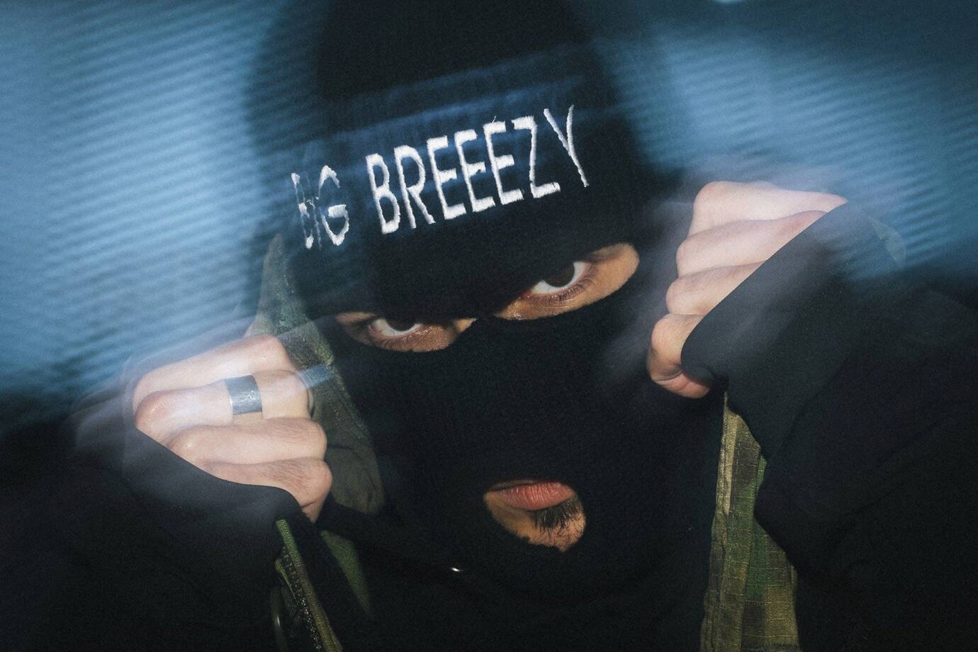 Person mit Sturmhaube und schwarzer Mütze