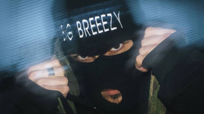 Person mit Sturmhaube und schwarzer Mütze