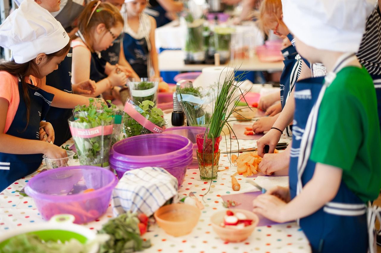 Kinder kochen gemeinsam in einer Küche