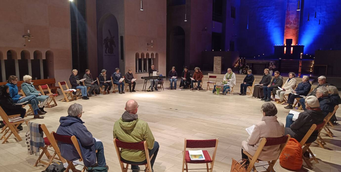 Menschen sitzen im Kreis für ein Treffen in Kirche