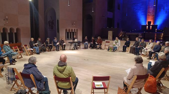 Menschen sitzen im Kreis für ein Treffen in Kirche