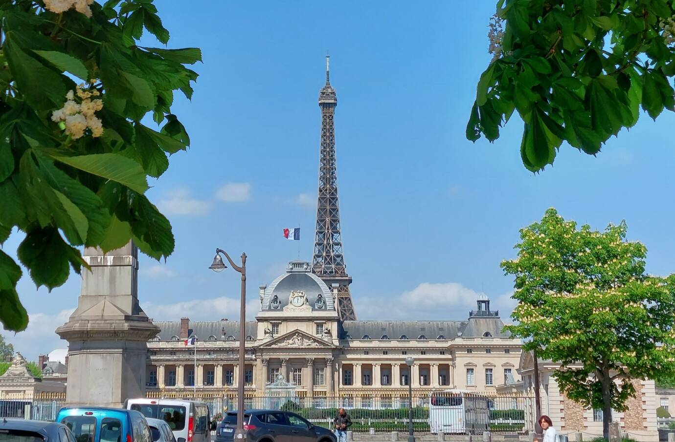 Eiffelturm hinter historischem Gebäude in Paris