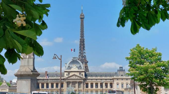 Eiffelturm hinter historischem Gebäude in Paris