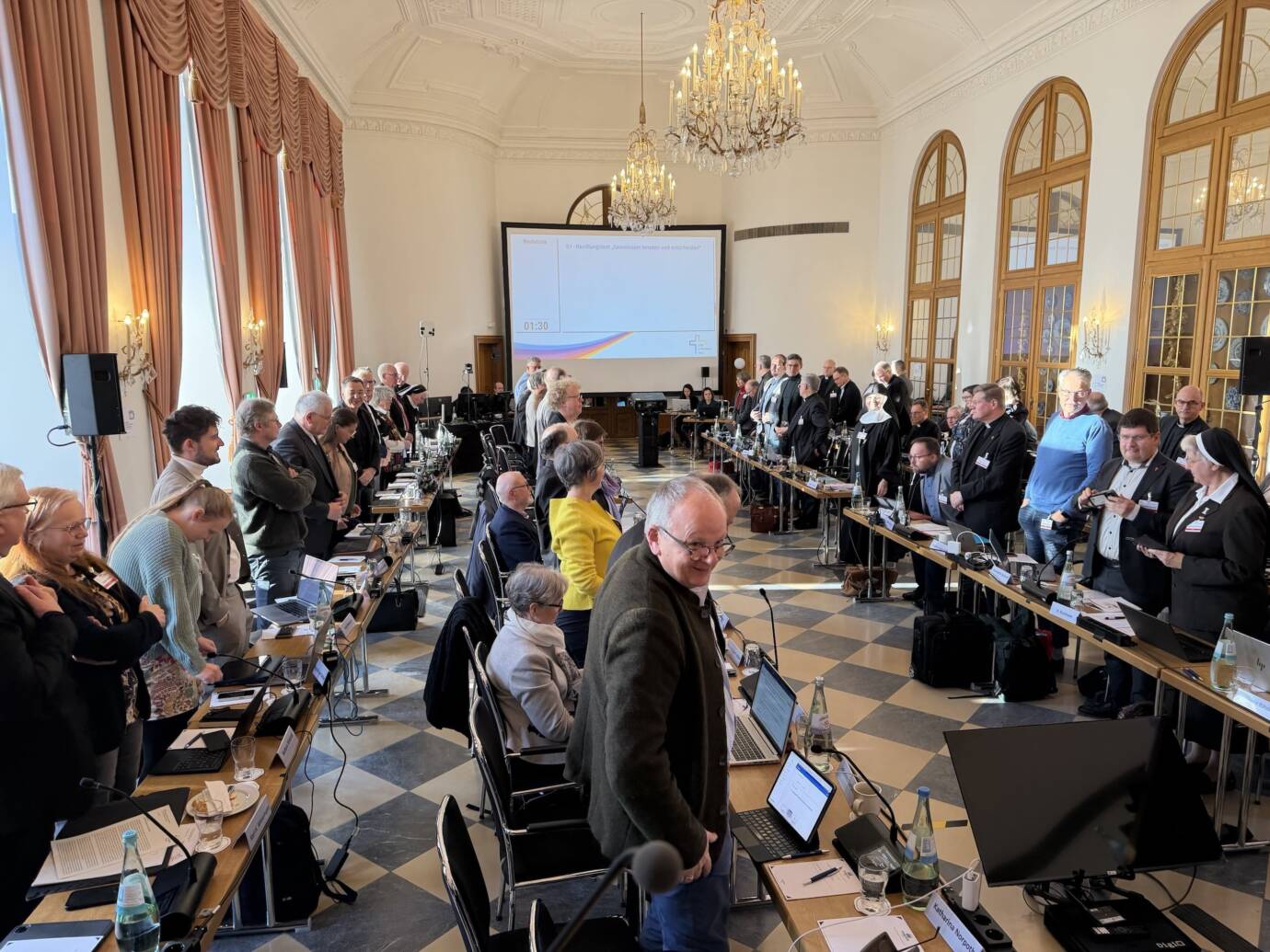 Menschen bei einer Konferenz in großem Saal