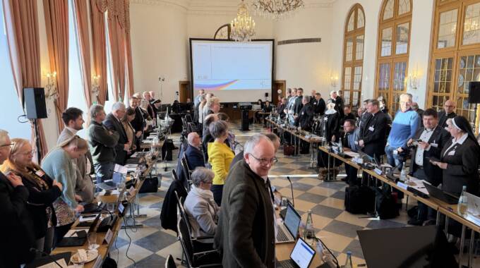 Menschen bei einer Konferenz in großem Saal