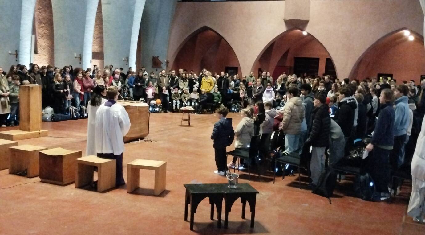 Menschen versammeln sich zu einem Gottesdienst in Kirche