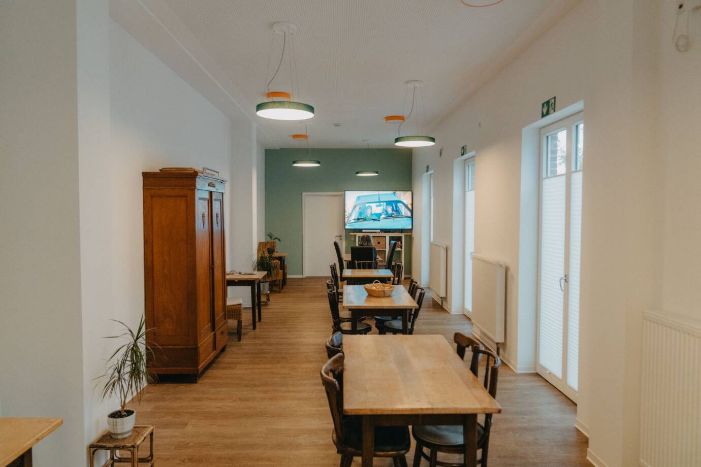 Gemütlicher Gemeinschaftsraum mit Holzmöbeln und Fernseher